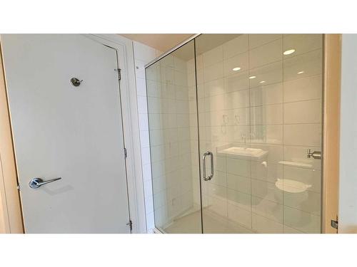 1615-222 Riverfront Avenue Sw, Calgary, AB - Indoor Photo Showing Bathroom