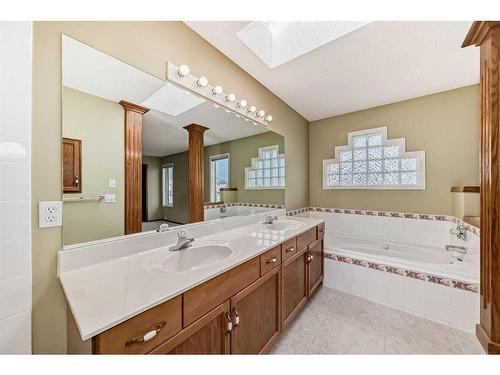 7221 California Boulevard Ne, Calgary, AB - Indoor Photo Showing Bathroom