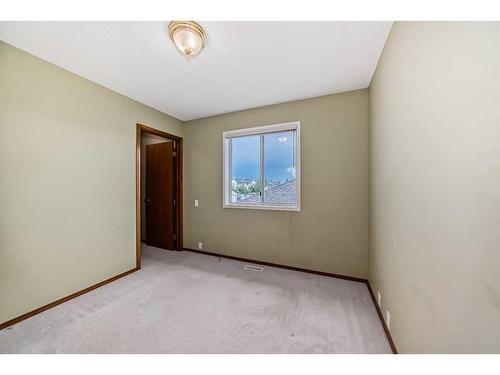 7221 California Boulevard Ne, Calgary, AB - Indoor Photo Showing Other Room