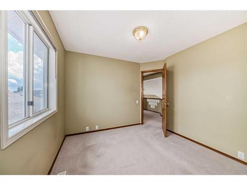 7221 California Boulevard Ne, Calgary, AB - Indoor Photo Showing Other Room