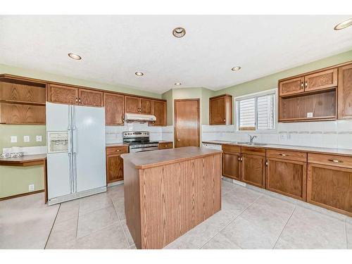 7221 California Boulevard Ne, Calgary, AB - Indoor Photo Showing Kitchen With Double Sink