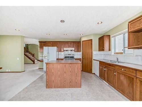 7221 California Boulevard Ne, Calgary, AB - Indoor Photo Showing Kitchen With Double Sink