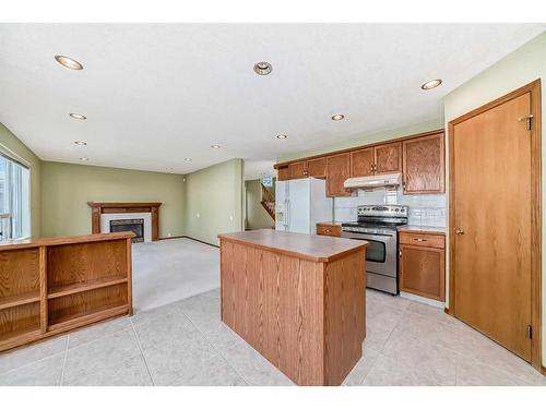 7221 California Boulevard Ne, Calgary, AB - Indoor Photo Showing Kitchen