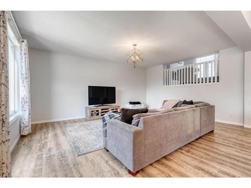 25 Yorkstone Way Sw, Calgary, AB - Indoor Photo Showing Living Room