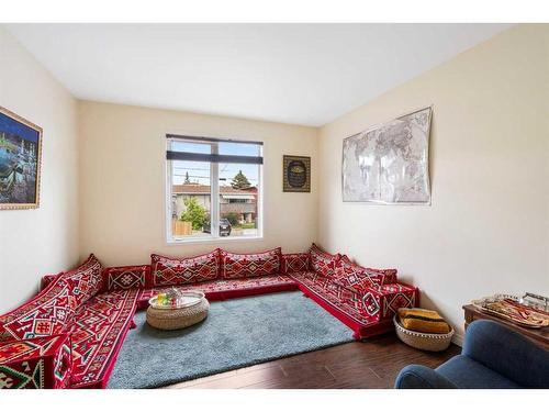 2-4618 77 Street Nw, Calgary, AB - Indoor Photo Showing Living Room