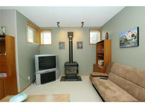 35 Wentworth Gardens Sw, Calgary, AB - Indoor Photo Showing Living Room With Fireplace