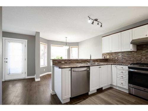 15 Cimarron Meadows Crescent, Okotoks, AB - Indoor Photo Showing Kitchen