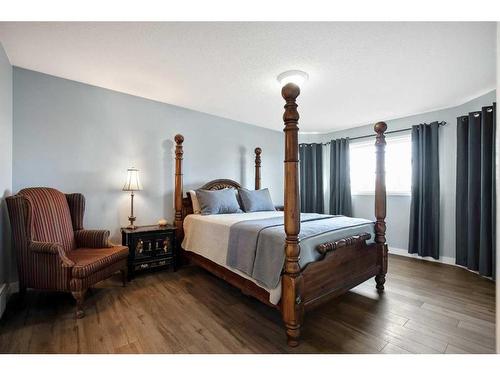 15 Cimarron Meadows Crescent, Okotoks, AB - Indoor Photo Showing Bedroom