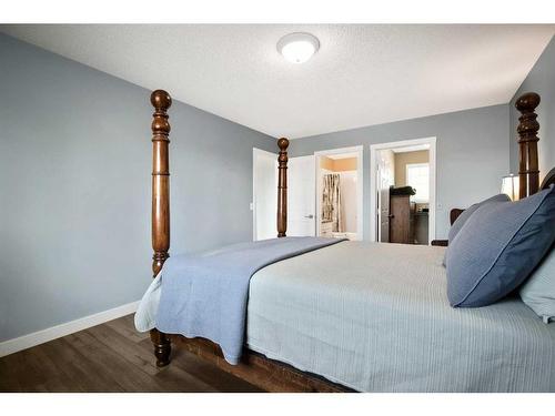 15 Cimarron Meadows Crescent, Okotoks, AB - Indoor Photo Showing Bedroom