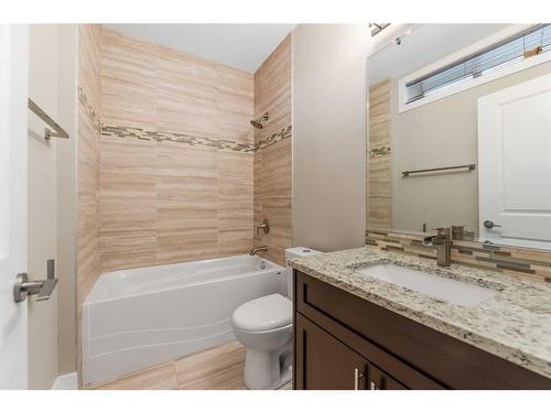 308 26 Avenue Ne, Calgary, AB - Indoor Photo Showing Bathroom