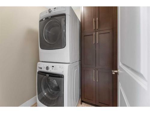 308 26 Avenue Ne, Calgary, AB - Indoor Photo Showing Laundry Room