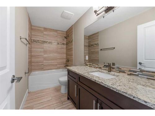308 26 Avenue Ne, Calgary, AB - Indoor Photo Showing Bathroom