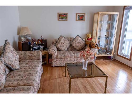 319 Hidden Vale Place Nw, Calgary, AB - Indoor Photo Showing Living Room