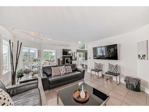 125 Westchester Way, Chestermere, AB - Indoor Photo Showing Living Room