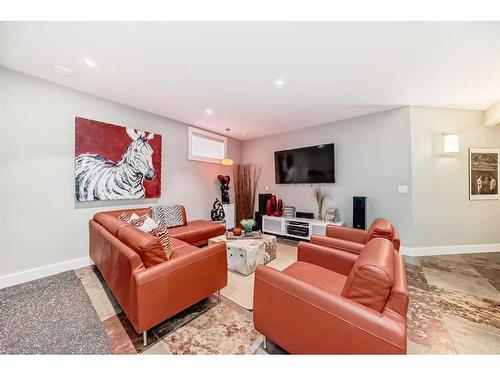 125 Westchester Way, Chestermere, AB - Indoor Photo Showing Living Room