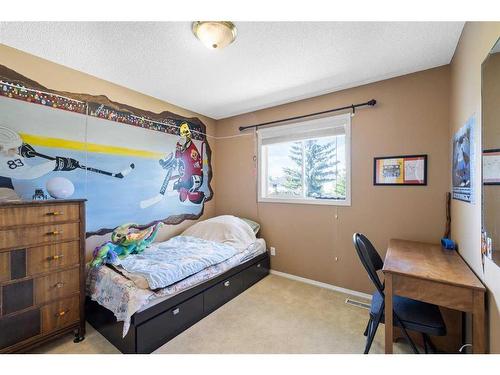 272 Hidden Ranch Circle Nw, Calgary, AB - Indoor Photo Showing Bedroom
