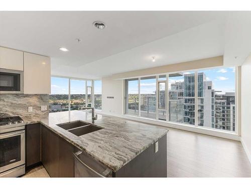 1903-510 6 Avenue Se, Calgary, AB - Indoor Photo Showing Kitchen With Double Sink With Upgraded Kitchen