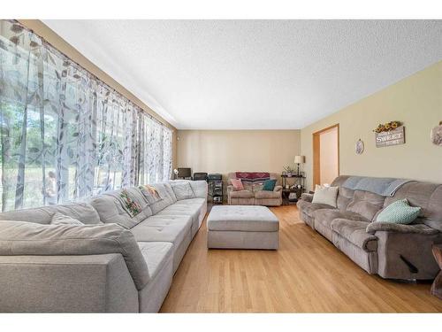 6 Golden Key Estates, Rural Rocky View County, AB - Indoor Photo Showing Living Room