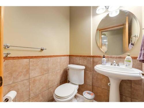 5 Simcoe Rise Sw, Calgary, AB - Indoor Photo Showing Bathroom