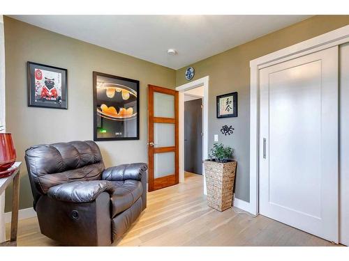 4935 Vantage Crescent Nw, Calgary, AB - Indoor Photo Showing Living Room