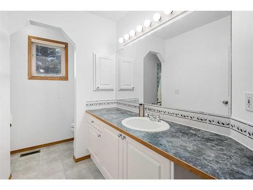 105 Somerset Close Sw, Calgary, AB - Indoor Photo Showing Bathroom