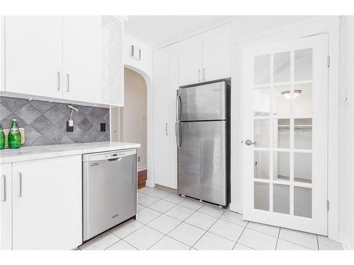 443 31 Avenue Nw, Calgary, AB - Indoor Photo Showing Kitchen