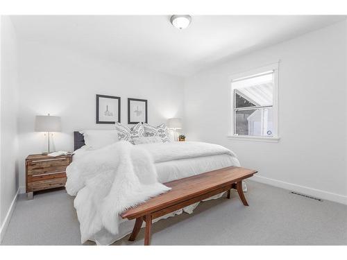 443 31 Avenue Nw, Calgary, AB - Indoor Photo Showing Bedroom