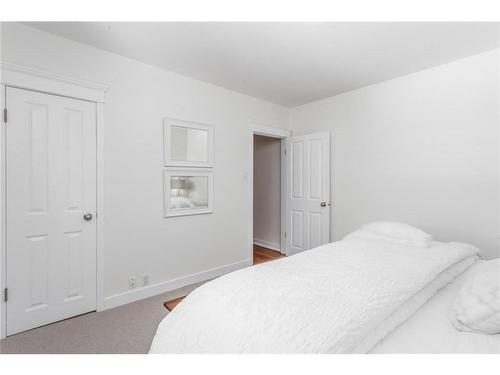 443 31 Avenue Nw, Calgary, AB - Indoor Photo Showing Bedroom