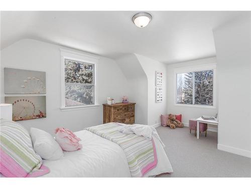 443 31 Avenue Nw, Calgary, AB - Indoor Photo Showing Bedroom