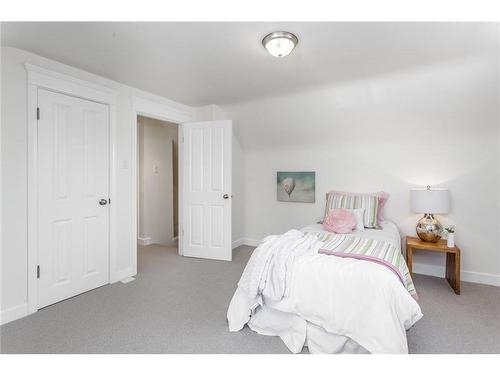 443 31 Avenue Nw, Calgary, AB - Indoor Photo Showing Bedroom