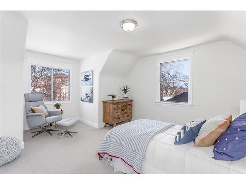 443 31 Avenue Nw, Calgary, AB - Indoor Photo Showing Bedroom