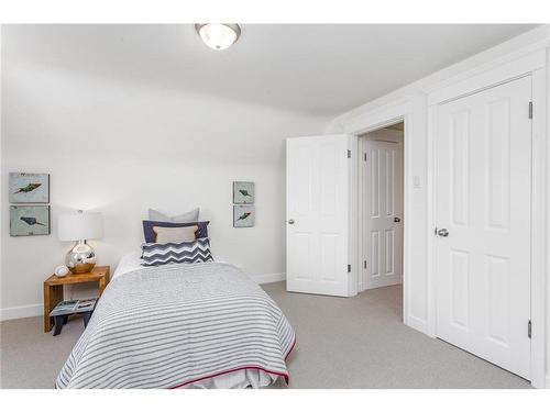 443 31 Avenue Nw, Calgary, AB - Indoor Photo Showing Bedroom