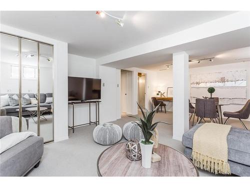 443 31 Avenue Nw, Calgary, AB - Indoor Photo Showing Living Room