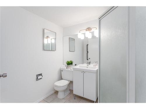 443 31 Avenue Nw, Calgary, AB - Indoor Photo Showing Bathroom
