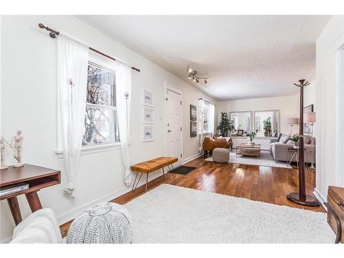 443 31 Avenue Nw, Calgary, AB - Indoor Photo Showing Living Room