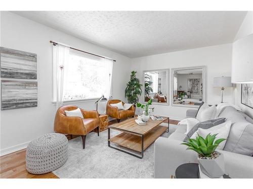 443 31 Avenue Nw, Calgary, AB - Indoor Photo Showing Living Room