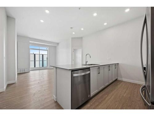 108-255 Les Jardins Park Se, Calgary, AB - Indoor Photo Showing Kitchen