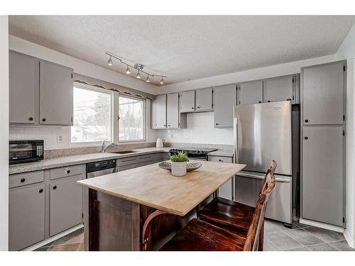 10712 Maplecrest Road Se, Calgary, AB - Indoor Photo Showing Kitchen