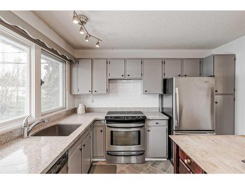 10712 Maplecrest Road Se, Calgary, AB - Indoor Photo Showing Kitchen