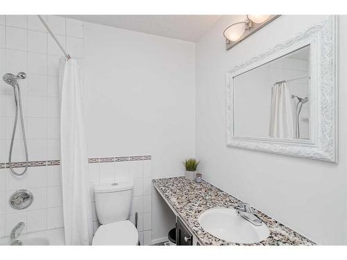 10712 Maplecrest Road Se, Calgary, AB - Indoor Photo Showing Bathroom