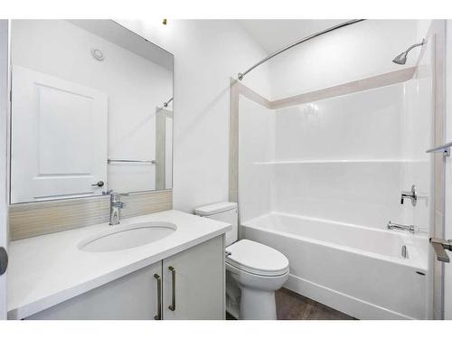 585 Mahogany Road Se, Calgary, AB - Indoor Photo Showing Bathroom