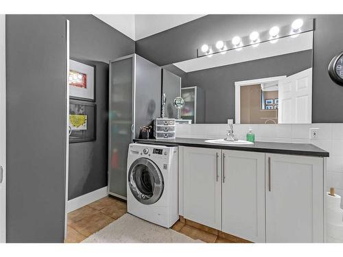 202-59 Glamis Drive Sw, Calgary, AB - Indoor Photo Showing Laundry Room