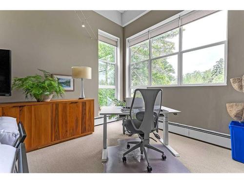 202-59 Glamis Drive Sw, Calgary, AB - Indoor Photo Showing Office