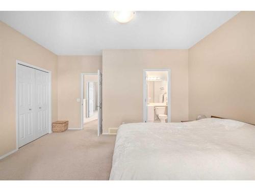 9-35 Springborough Boulevard Sw, Calgary, AB - Indoor Photo Showing Bedroom