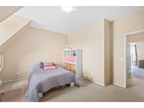 9-35 Springborough Boulevard Sw, Calgary, AB - Indoor Photo Showing Bedroom