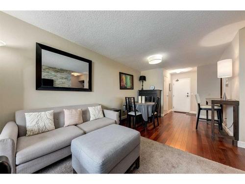 1605-738 3 Avenue Sw, Calgary, AB - Indoor Photo Showing Living Room