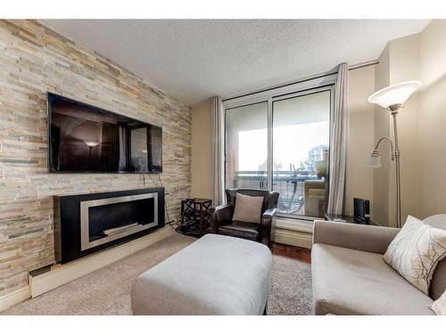 1605-738 3 Avenue Sw, Calgary, AB - Indoor Photo Showing Living Room With Fireplace