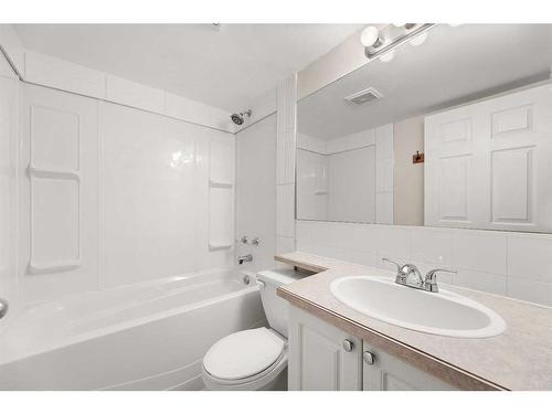 13-1717 Westmount Road Nw, Calgary, AB - Indoor Photo Showing Bathroom