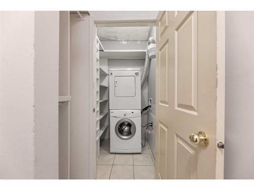 13-1717 Westmount Road Nw, Calgary, AB - Indoor Photo Showing Laundry Room