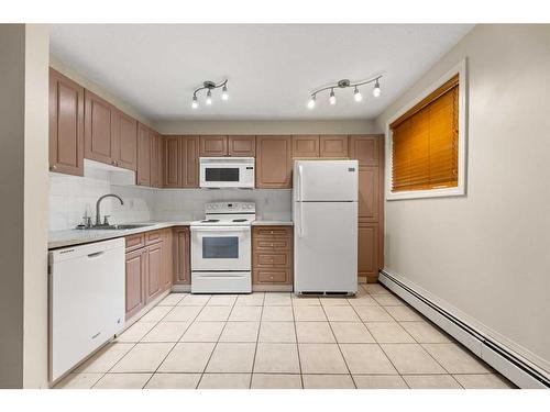 13-1717 Westmount Road Nw, Calgary, AB - Indoor Photo Showing Kitchen